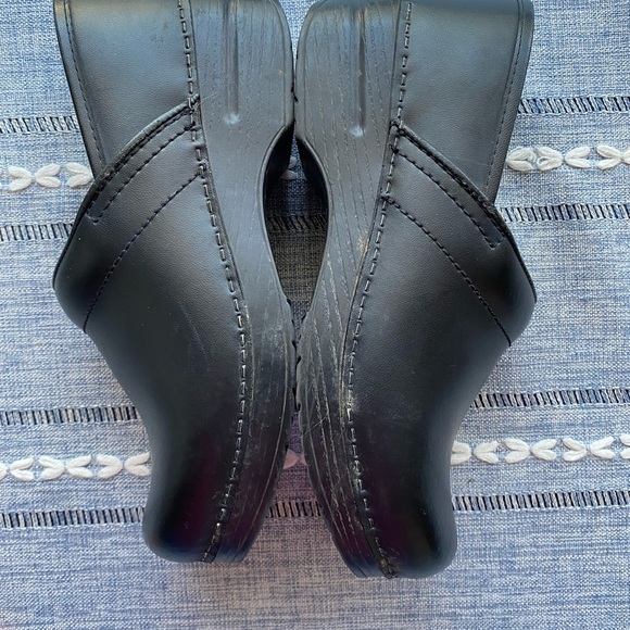 Dansko Women’s Clogs size 39, medium width - Picture 5 of 6